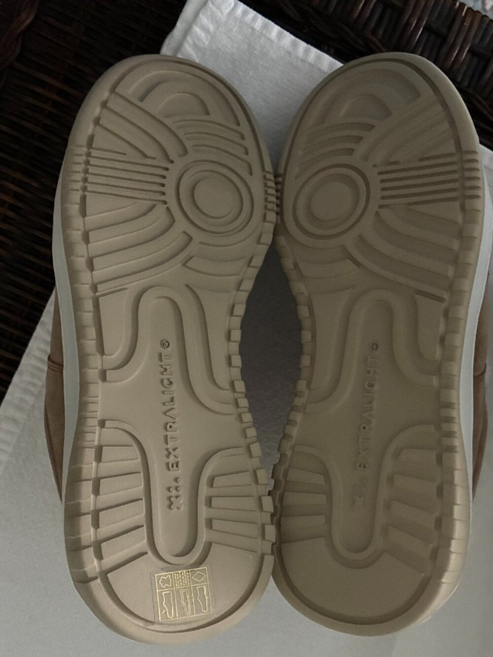 La Canadienne Klare Sneakers NWB - 7 Biscotti (Taupe) Suede - Picture 4 of 9